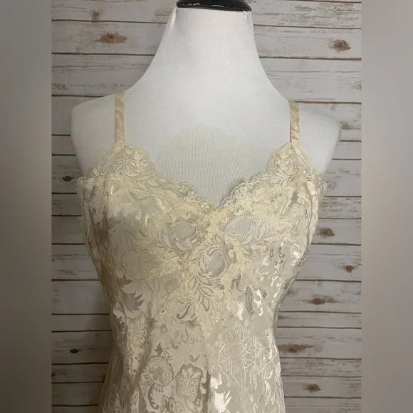 Vintage Victoria’s Secret Gold Label coquette ivory lace-trimmed chemise